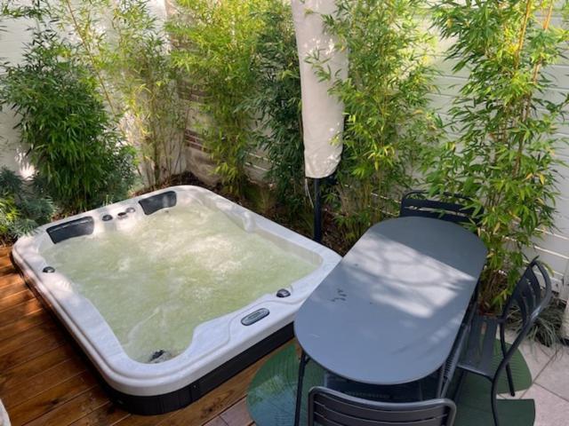 Mariska Et Son Spa, Avec Balcon Apartment