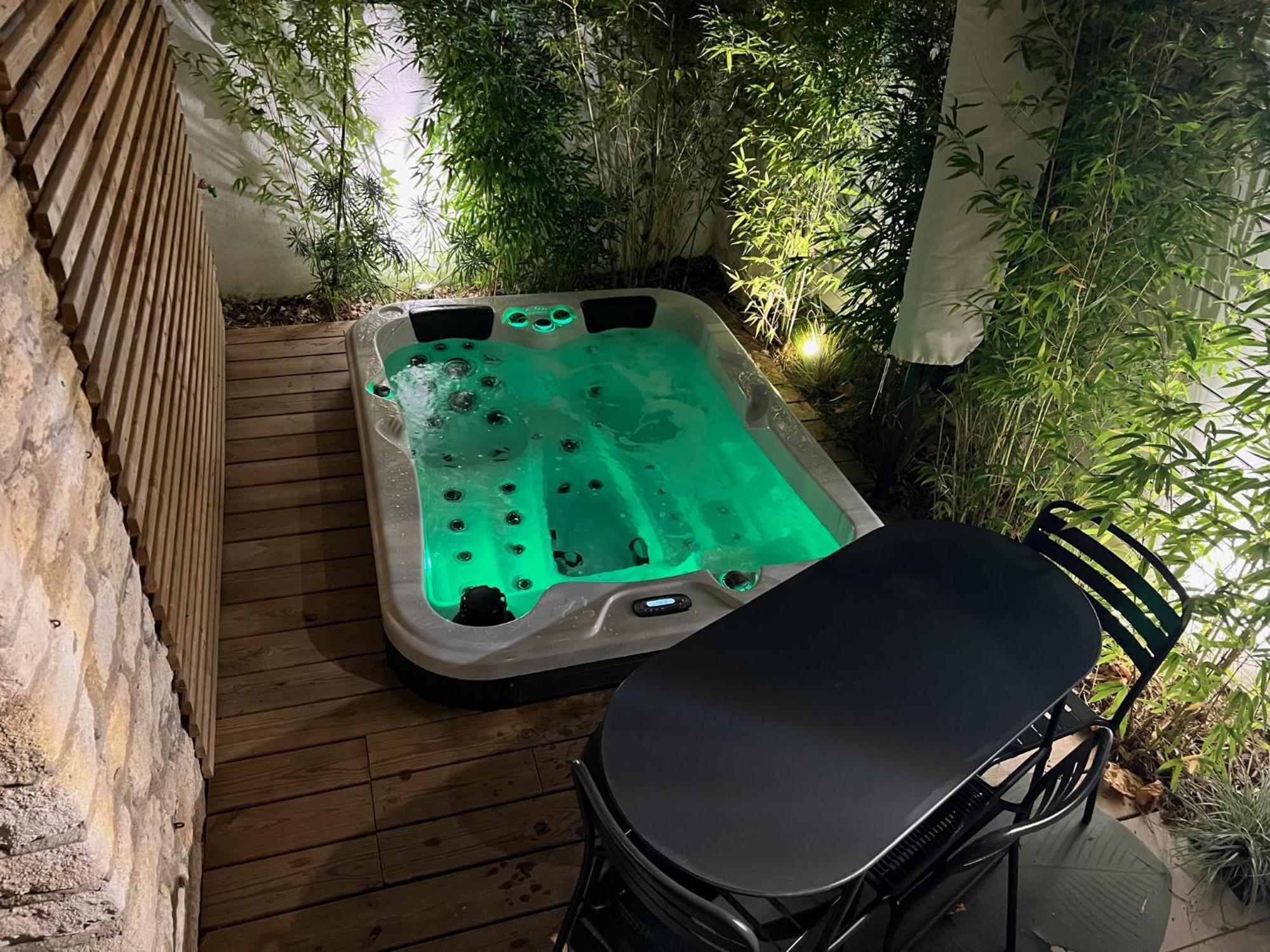 Mariska Et Son Spa, Avec Balcon Apartment *